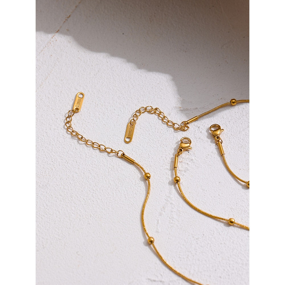 White Oval Pendant Necklace in Gold